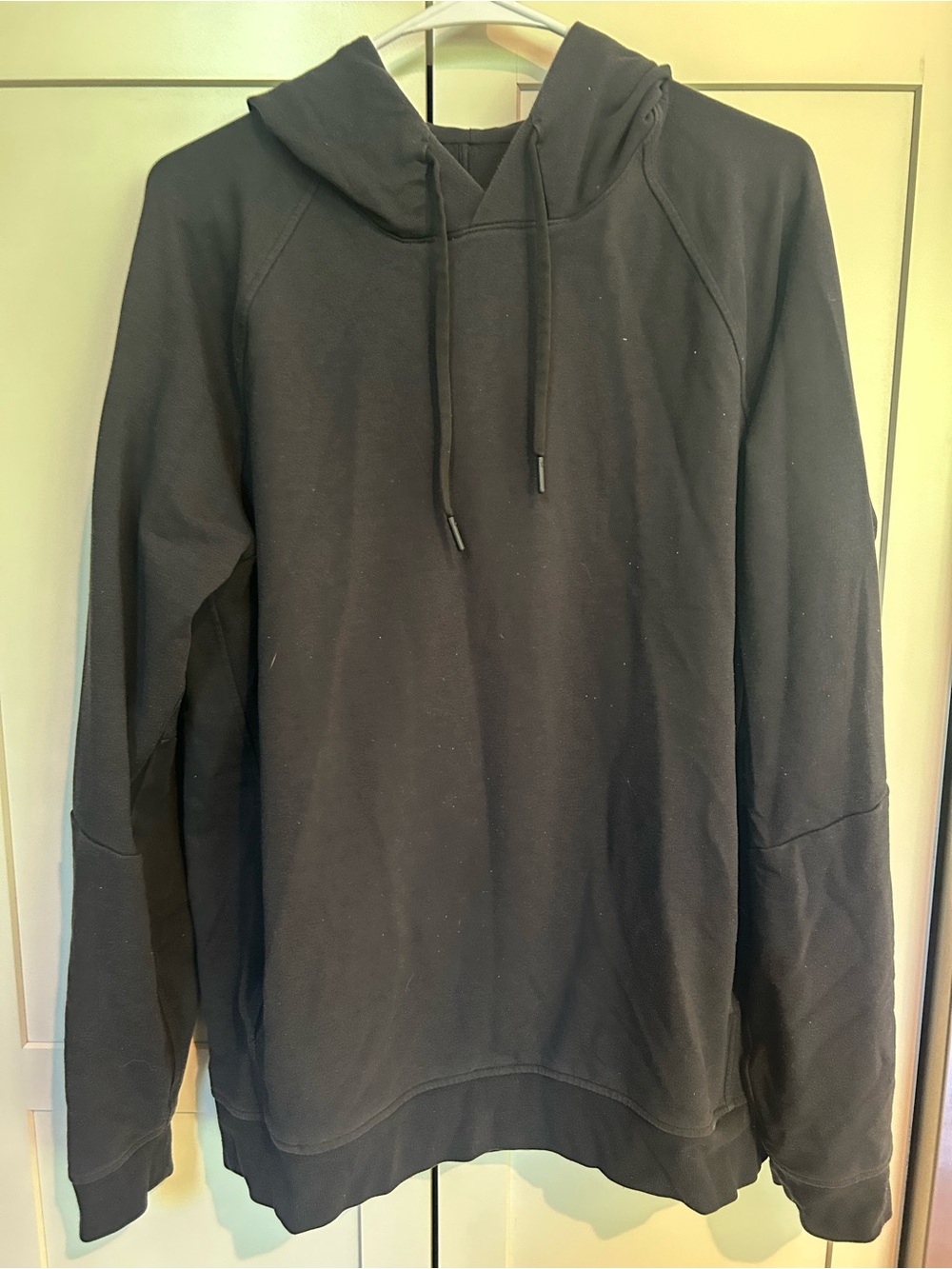 Lululemon large Men's Black Hooded Pullover Sweatshirt